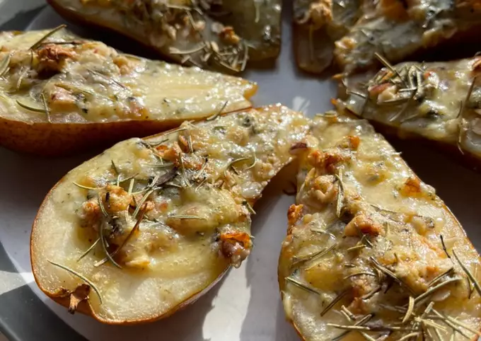 Baked pears with stilton cheese