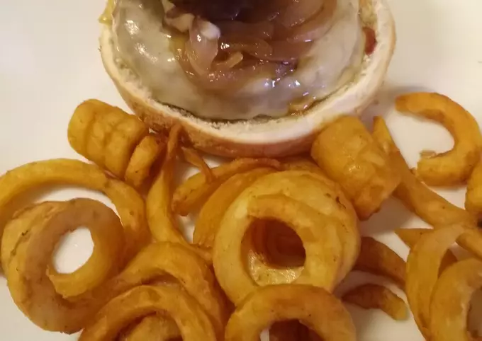 Burger with scamorza, pancetta and caramelized onions