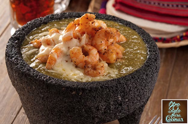 MOLCAJETE DE CAMARONES EN SALSA VERDE