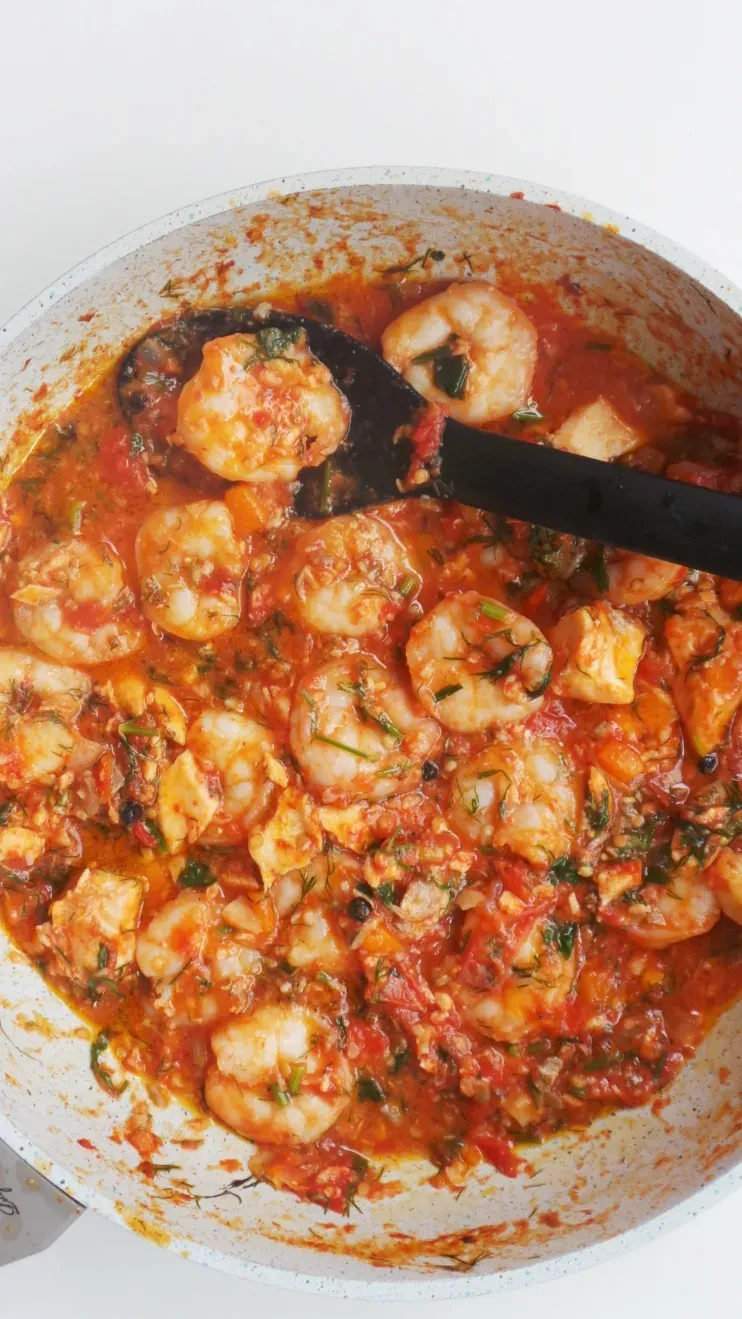 15-Minute Garlic Shrimp In Tomato Sauce