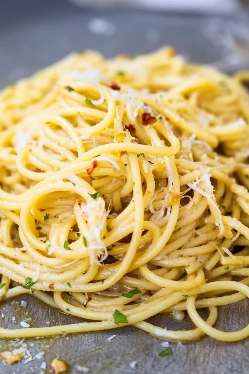 15 Minute Easy Garlic Pasta