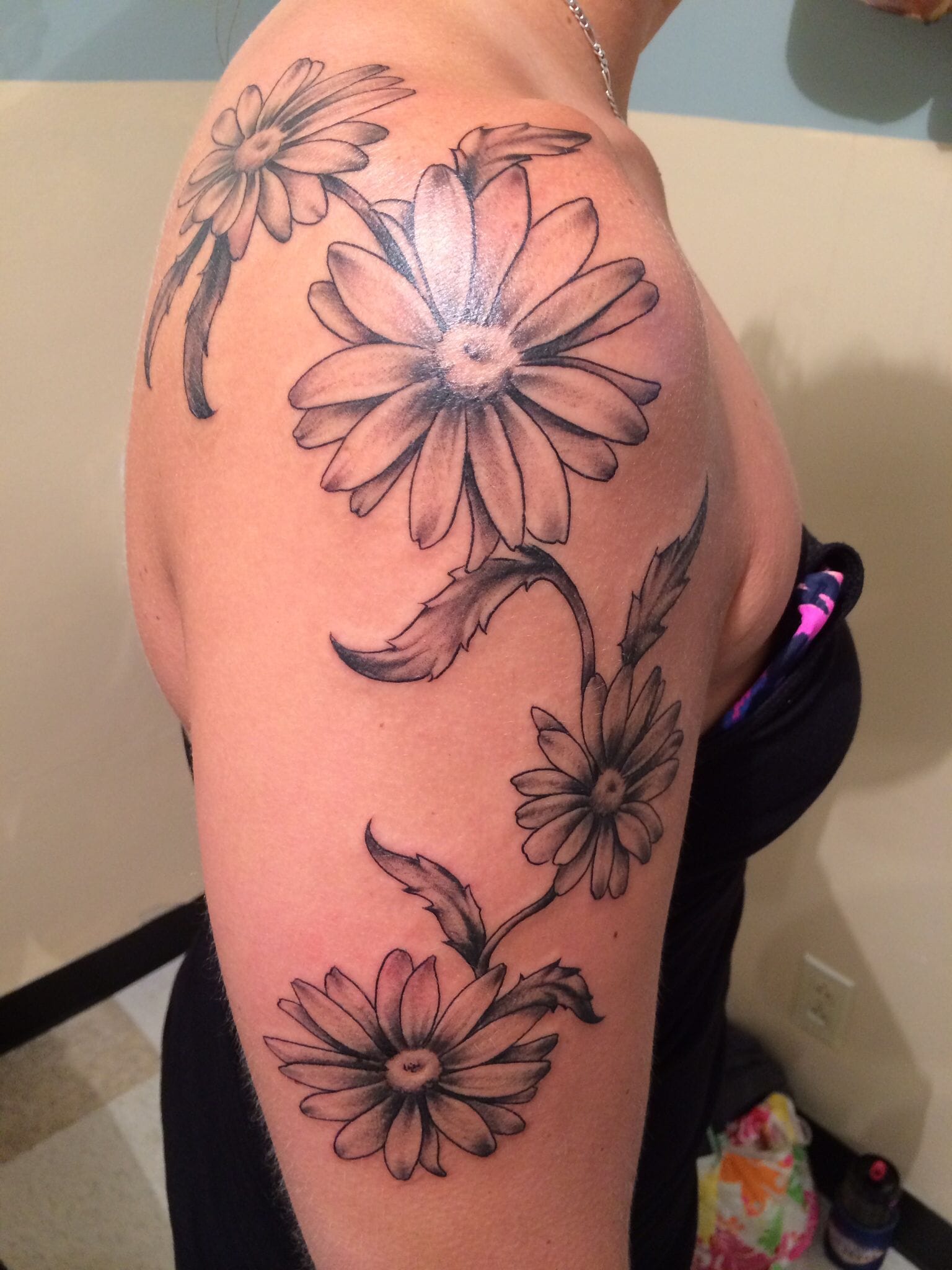 shoulder daisy tattoo