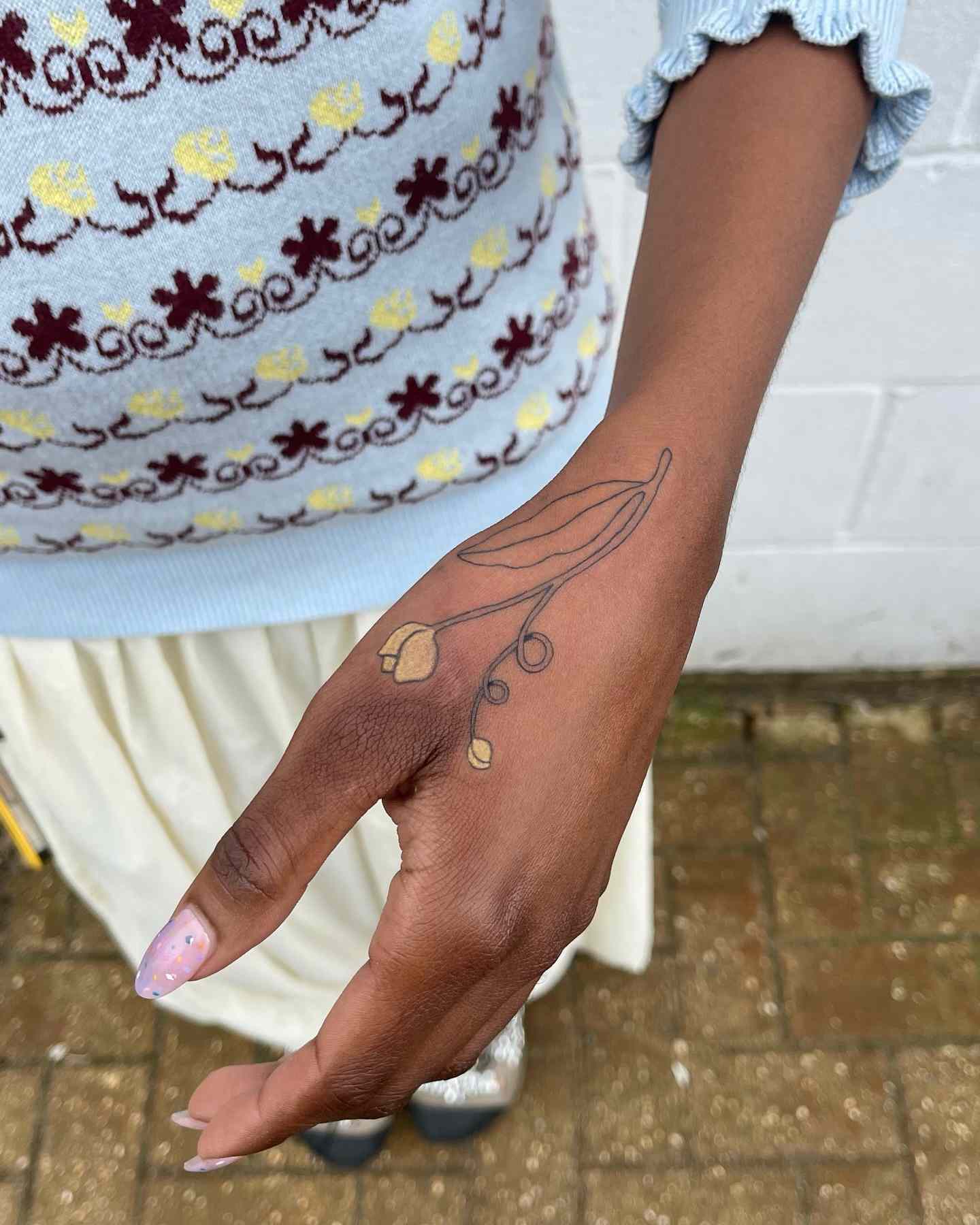 Golden autumn whispers dance along this delicate hand placement, where fine line artistry transforms skin into a canvas of seasonal poetry. The minimalist branch design flows naturally with the hand's contours, featuring tiny leaves that seem to flutter with each movement—a perfect reminder that beauty exists in life's most fleeting moments. 🍂