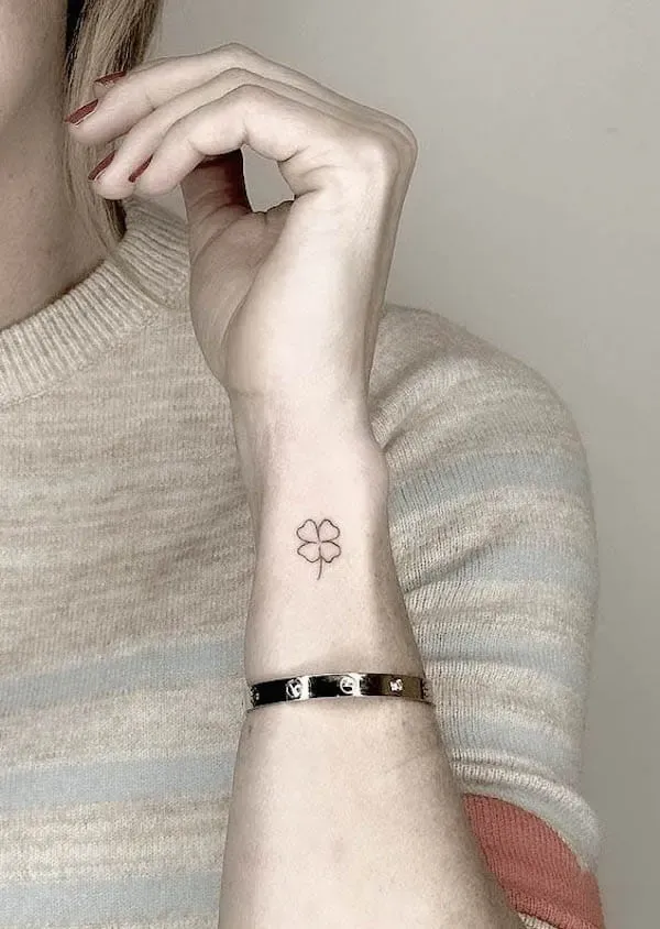Delicate line work transforms a simple four-leaf clover into pure elegance on this perfectly placed forearm tattoo. The minimalist design speaks to those who believe in luck and good fortune, while the clean execution proves that sometimes less truly is more 🍀