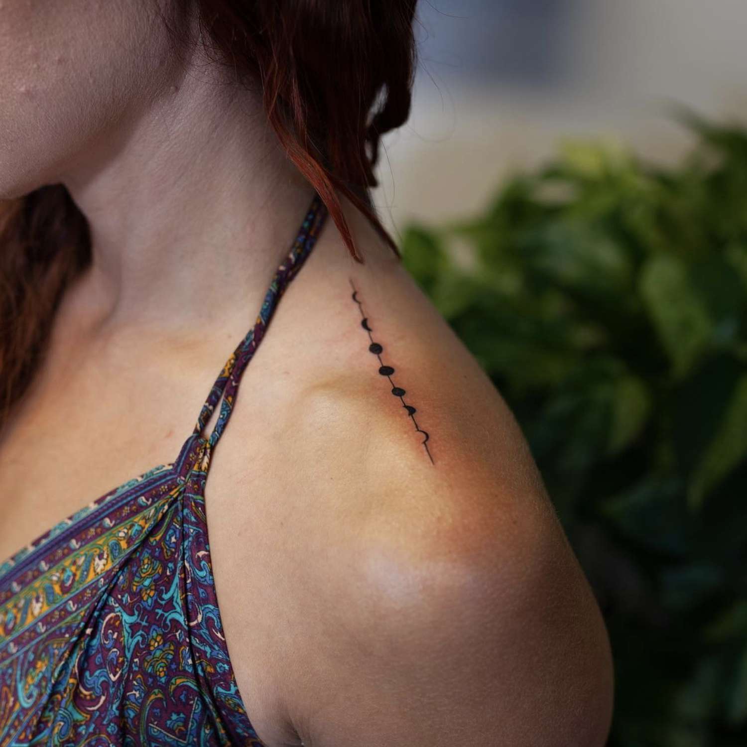 Delicate black dots dance down this shoulder blade like fallen petals, creating a minimalist masterpiece that celebrates the beauty of simplicity. The subtle placement along the natural curve of the body transforms skin into canvas, while the organic flow suggests movement and growth 🌿 Perfect for those who believe less is infinitely more.