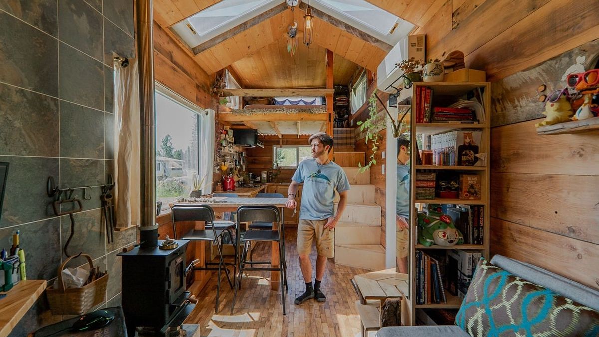 The Tiny House That Seats Six and Soaks — With a Halo of Light