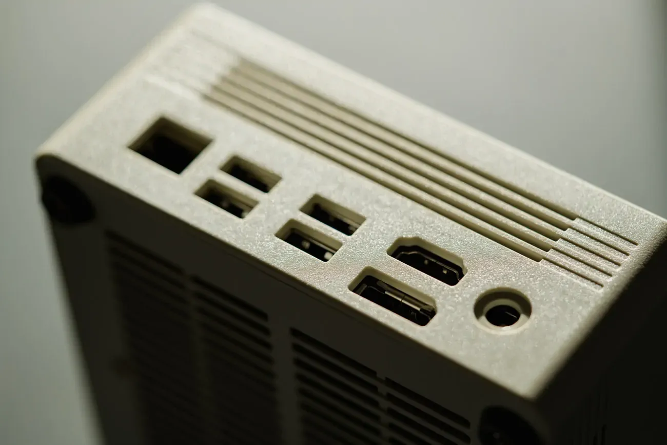 Ports on the AYANEO AM01