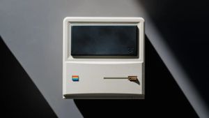 The AYANEO AM01 is a new Mini PC that now permanently lives next to my TV