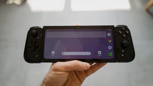 Holding the Razer Edge Android handheld