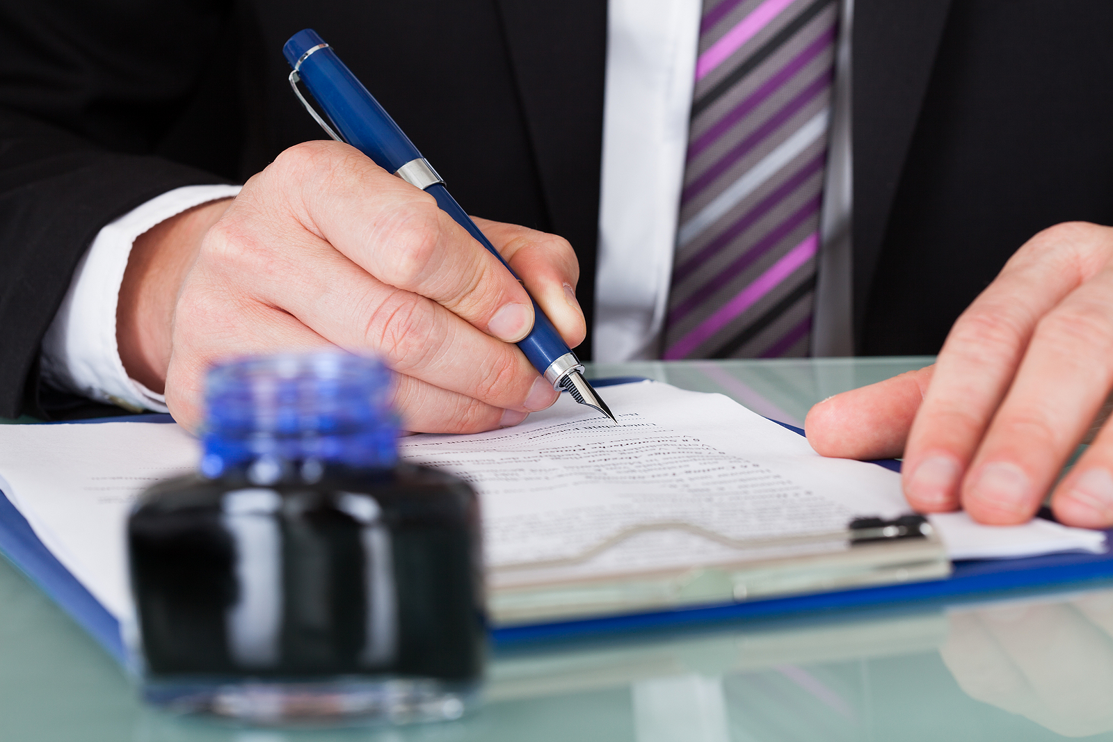 person signing documents - How to Dissolve an LLC in Illinois