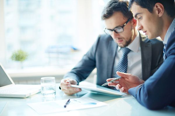 Person with his lawyer - How to Dissolve an LLC in Rhode Island