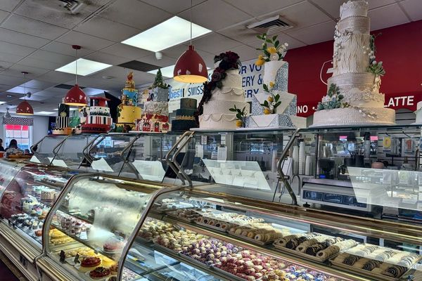 How to Price Cakes: A Simple System for Bakery Owners