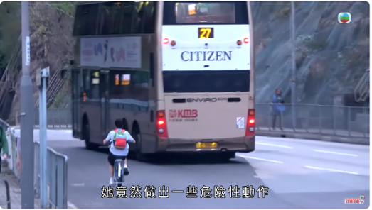 女巴迷每日都喺&nbsp;Alex返工嘅車站附近徘徊，影相、拍片，甚至騎單車追逐巴士。(圖片來源：電視截圖)