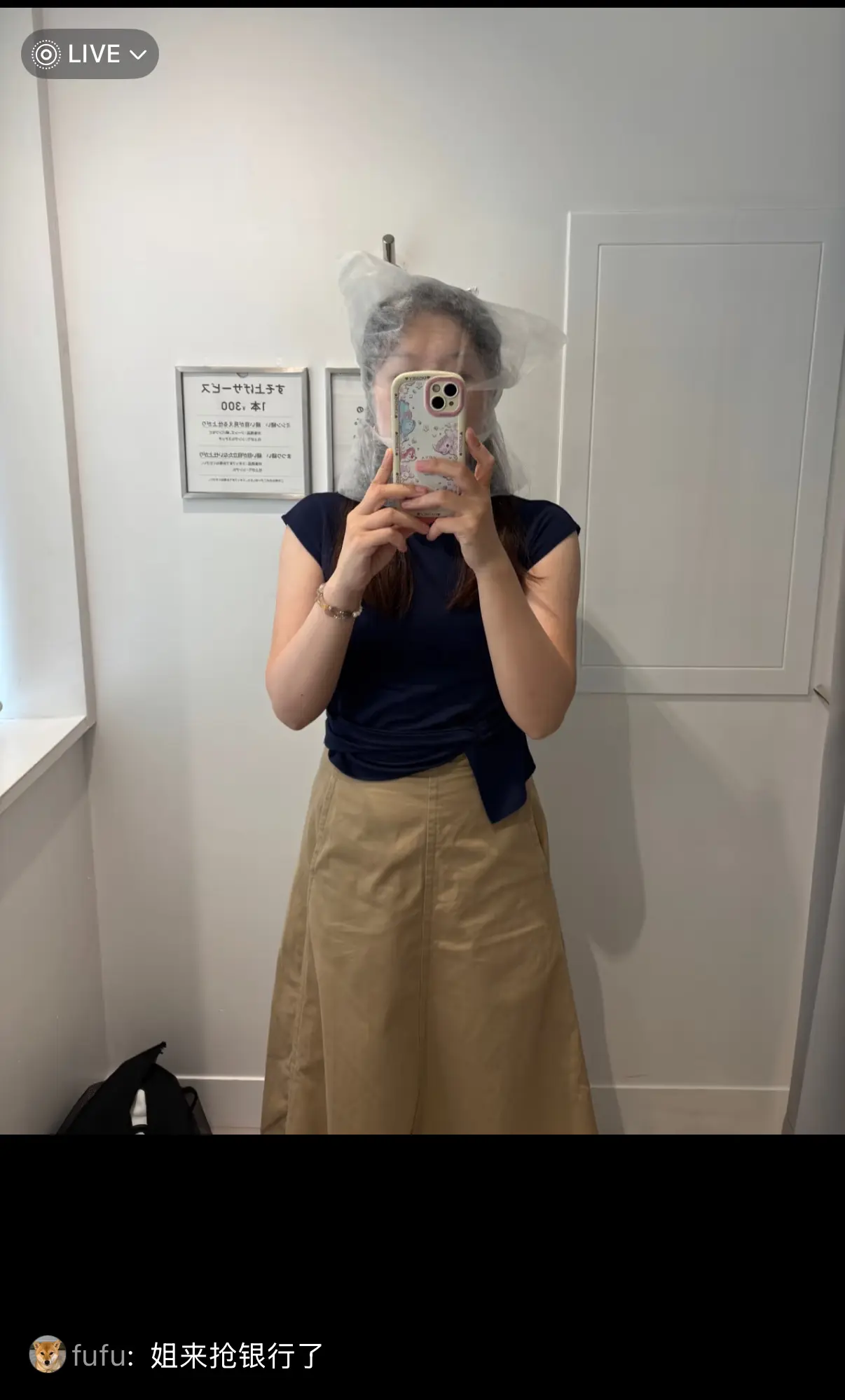 網民分享喺日本試身,為自己帶上頭套。(資料來源:小紅書)