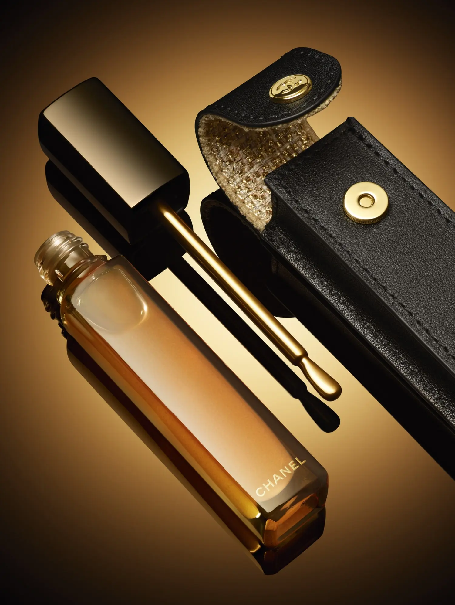 CHANEL SUBLIMAGE L'EXTRÂIT HUILE LÈVRES&nbsp;唇部精華油。(資料來源：CHANEL官方網站)