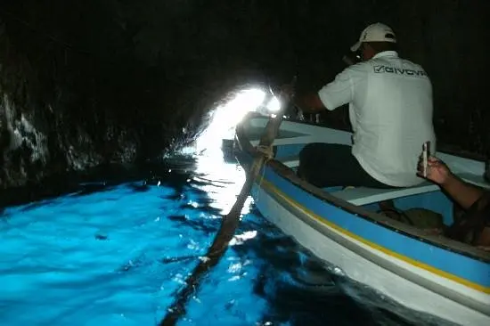 網民分享&nbsp;意大利藍洞&nbsp;洞口較細。(資料來源：tripadvisor)