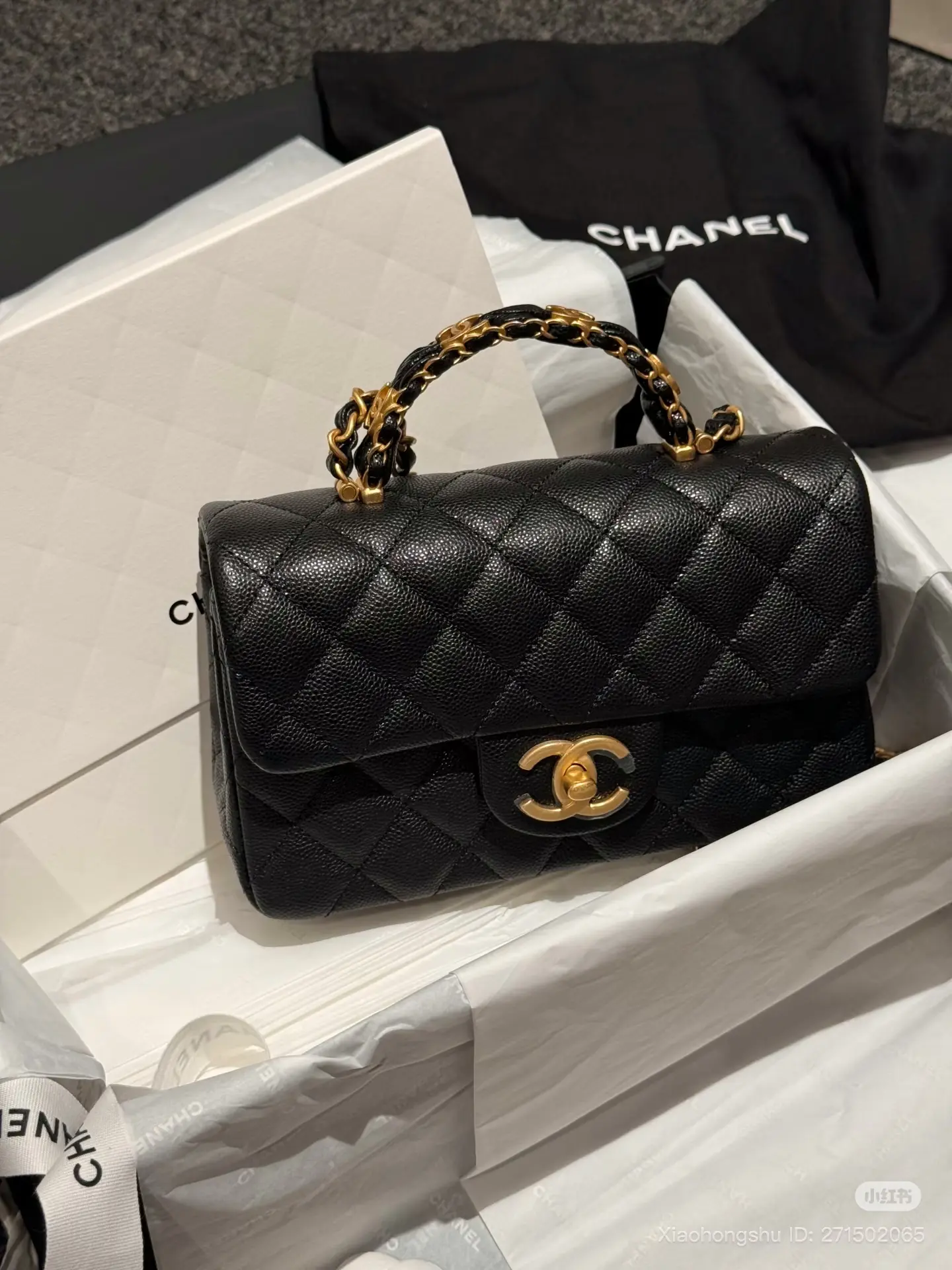 網民分享Chanel 25B 秋冬系列 Mini Flap Bag with Top Handle 牛皮款 (資料來源:小紅書)