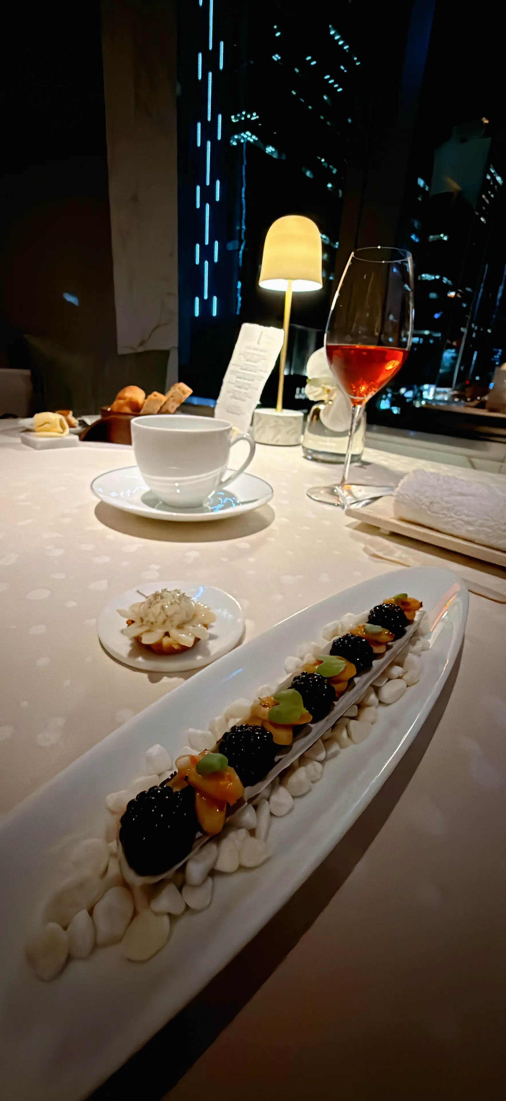香港瑞吉酒店法國菜餐廳L’Envol餐單Les Heritages嘅第一道菜:LE CAVIAR OCIETRE PERSEUS NO.2法國蟶子配魚子醬忌廉。(資料來源:5News編輯部)