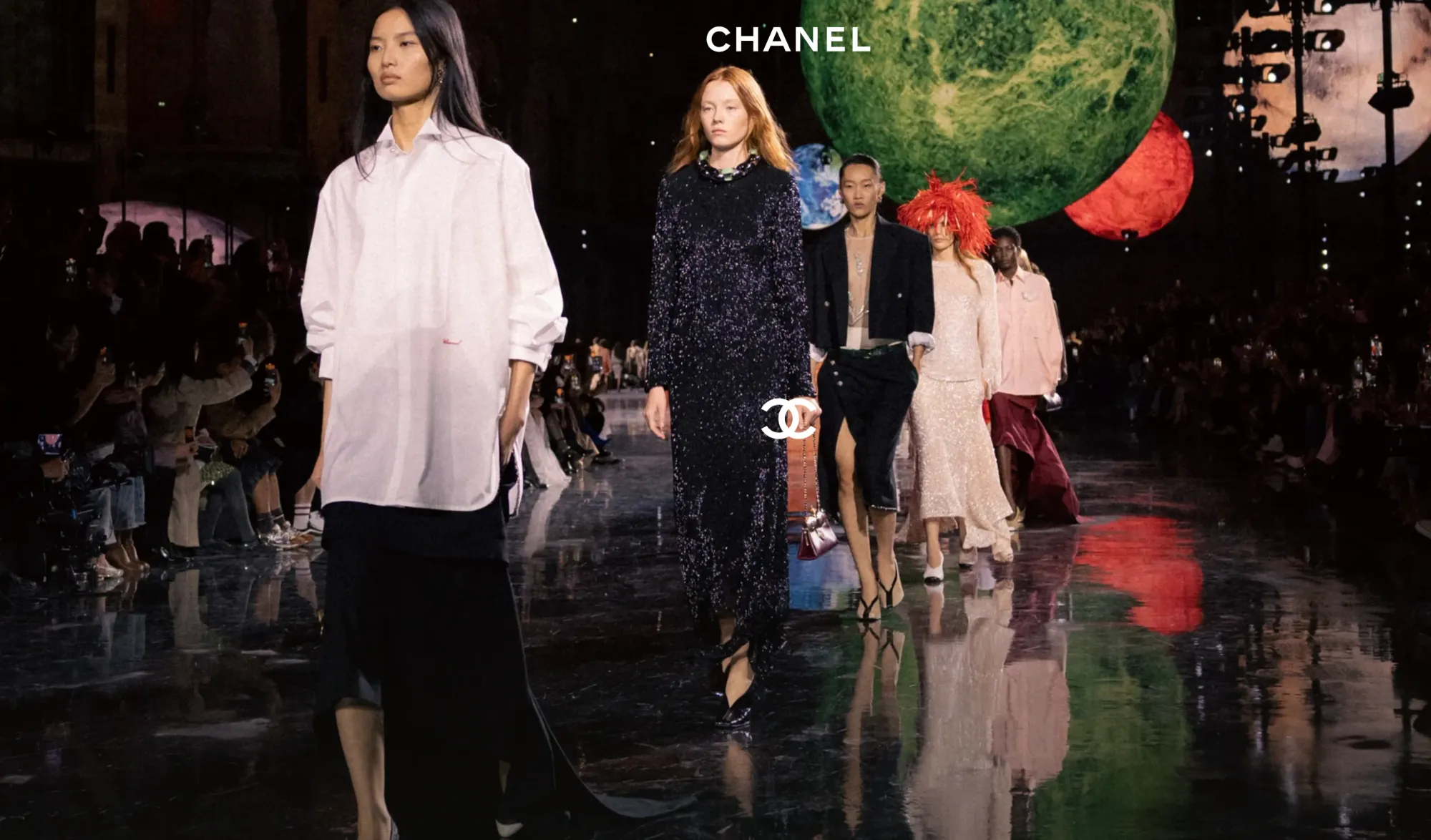 CHANEL spring summer 2026以宇宙為主題，Runway化身星際軌道。(資料來源：CHANEL官方網站)