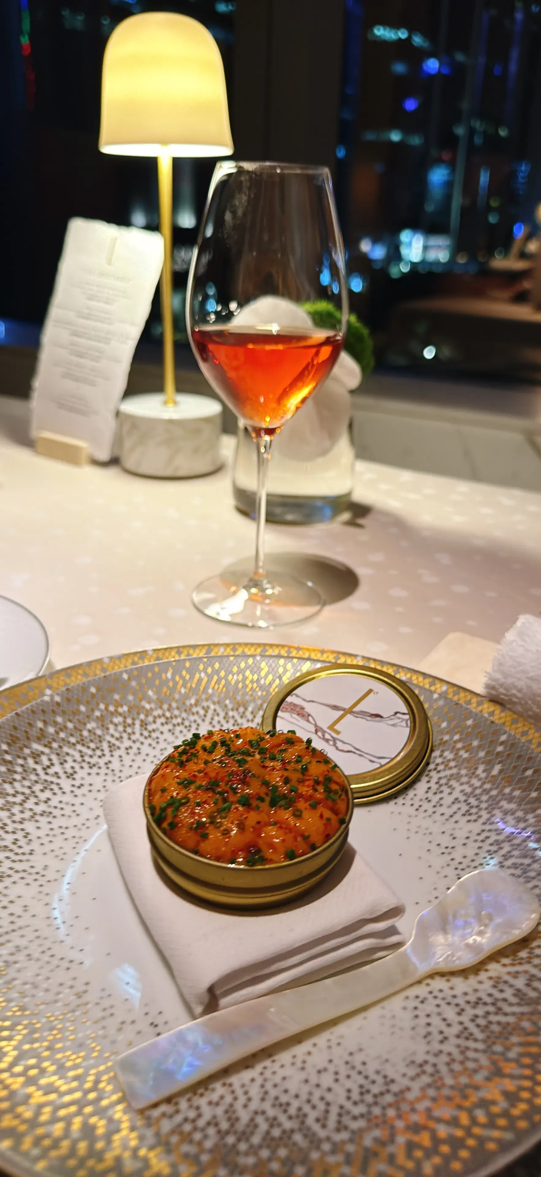 香港瑞吉酒店法國菜餐廳L’Envol餐單Les Heritages嘅第二道菜:L’OURSIN D’HOKKAIDO北海道海膽配紅蝦及香脆小茴香。(資料來源:5News編輯部)