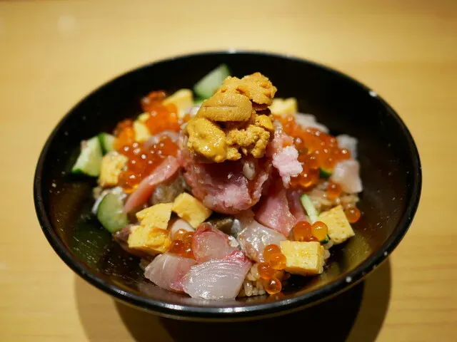 壽司・天嘅雜錦海鮮丼。 (資料來源：Tabelog.com)