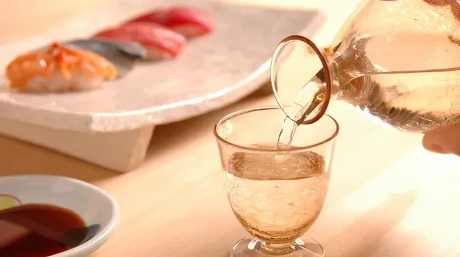 まんてん鮨單品配清酒。(資料來源：Tabelog.com)