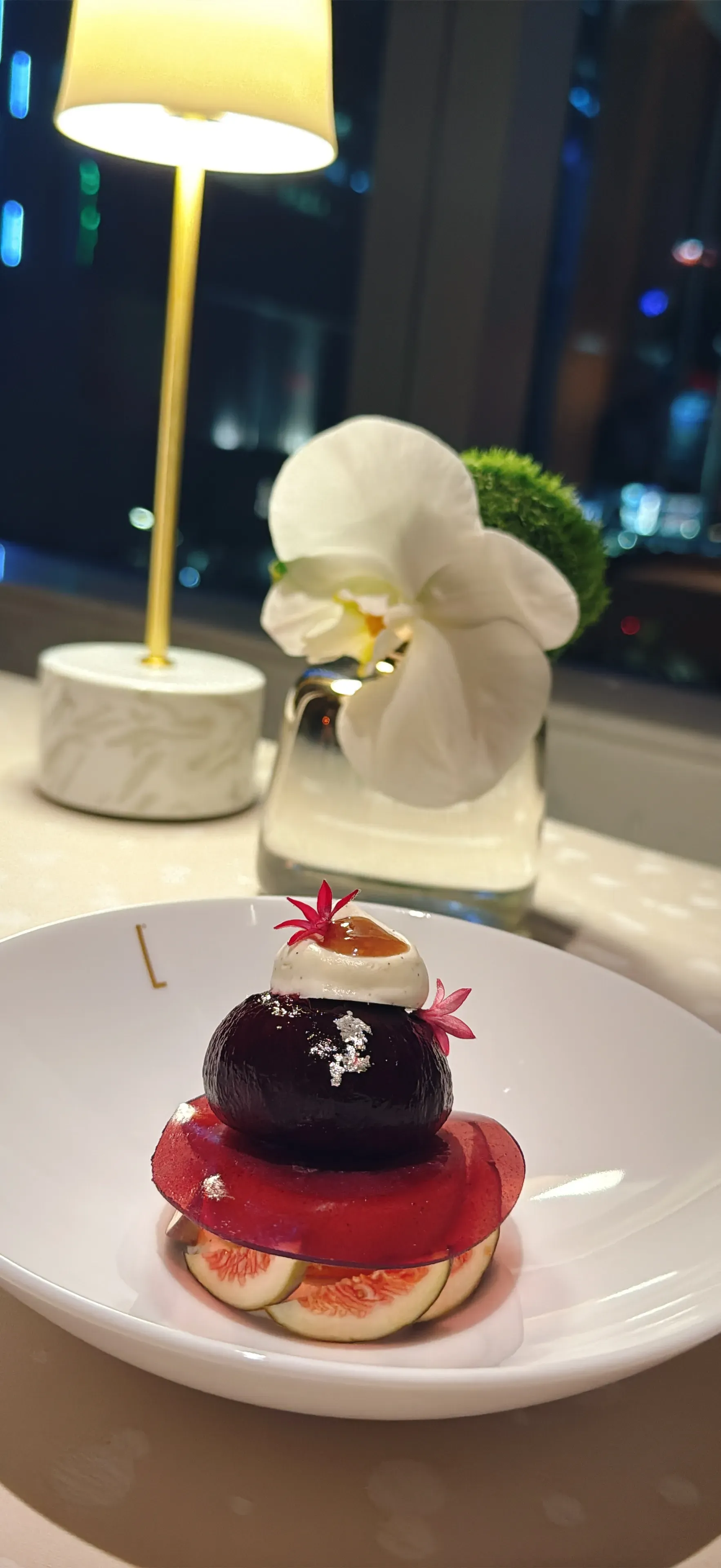 香港瑞吉酒店法國菜餐廳L’Envol餐單Les Heritages嘅第六道菜:LA DOUCEUR SURPRISE精選時令甜品 🍮。(資料來源:5News編輯部)