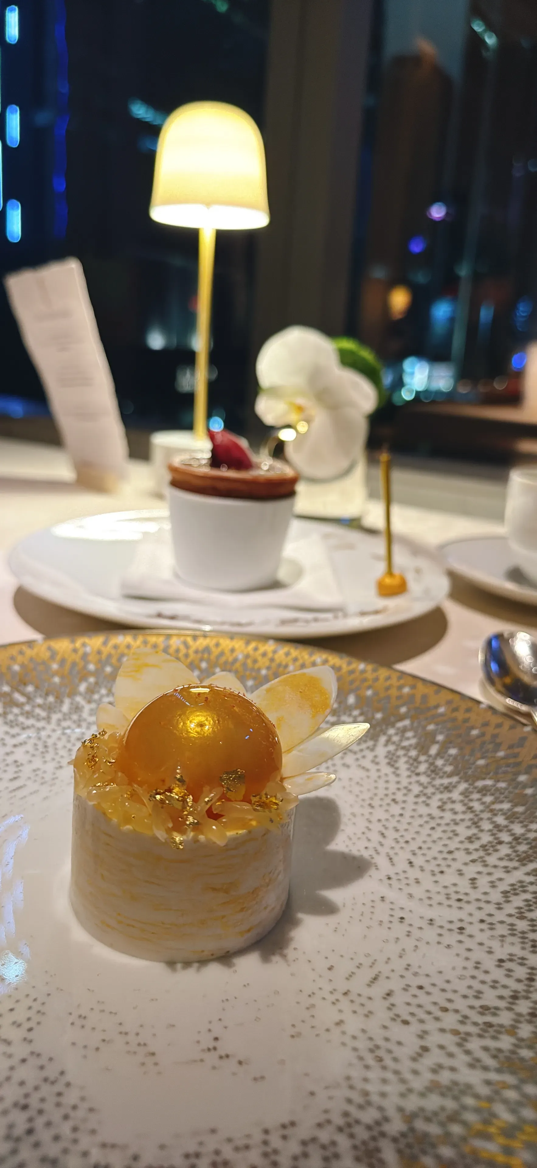 香港瑞吉酒店法國菜餐廳L’Envol餐單Les Heritages嘅第七道菜:SOLEIL A NICE雲呢拿米布甸配尼斯洋甘菊雪葩及柚子🍚。(資料來源:5News編輯部)