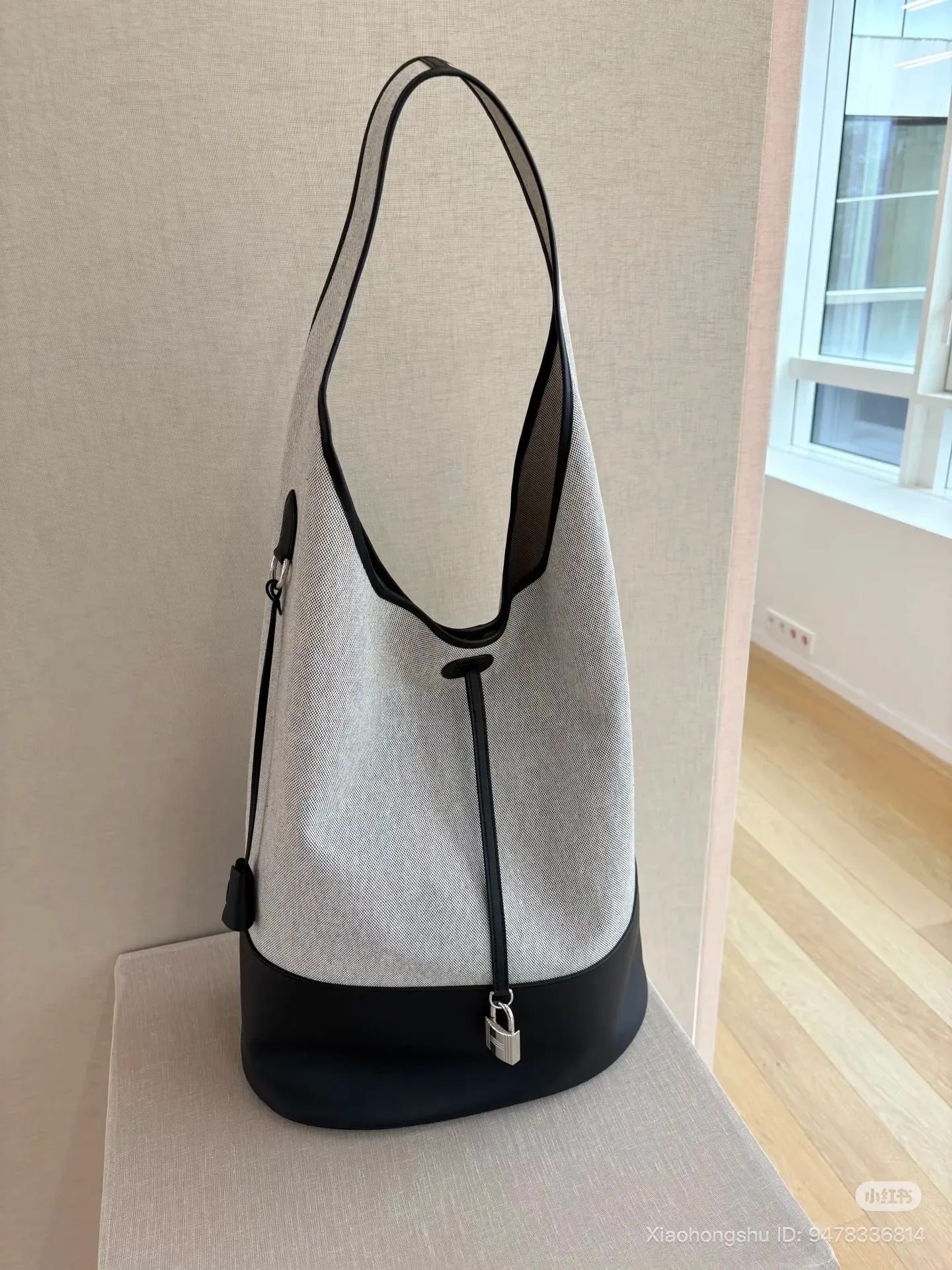 Hermès women's Spring-Summer 2026: Hermès H Canvas Hobo。(資料來源：社交平台)