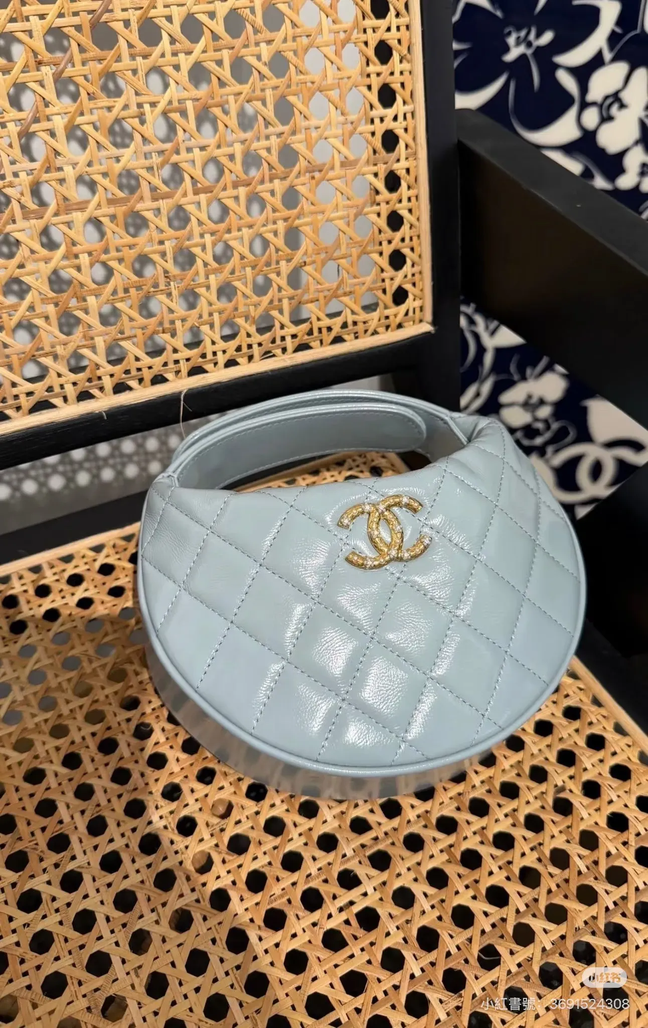CHANEL 26X 冰雪藍&nbsp;Mini Pouch Bag。(資料來源：社交平台)