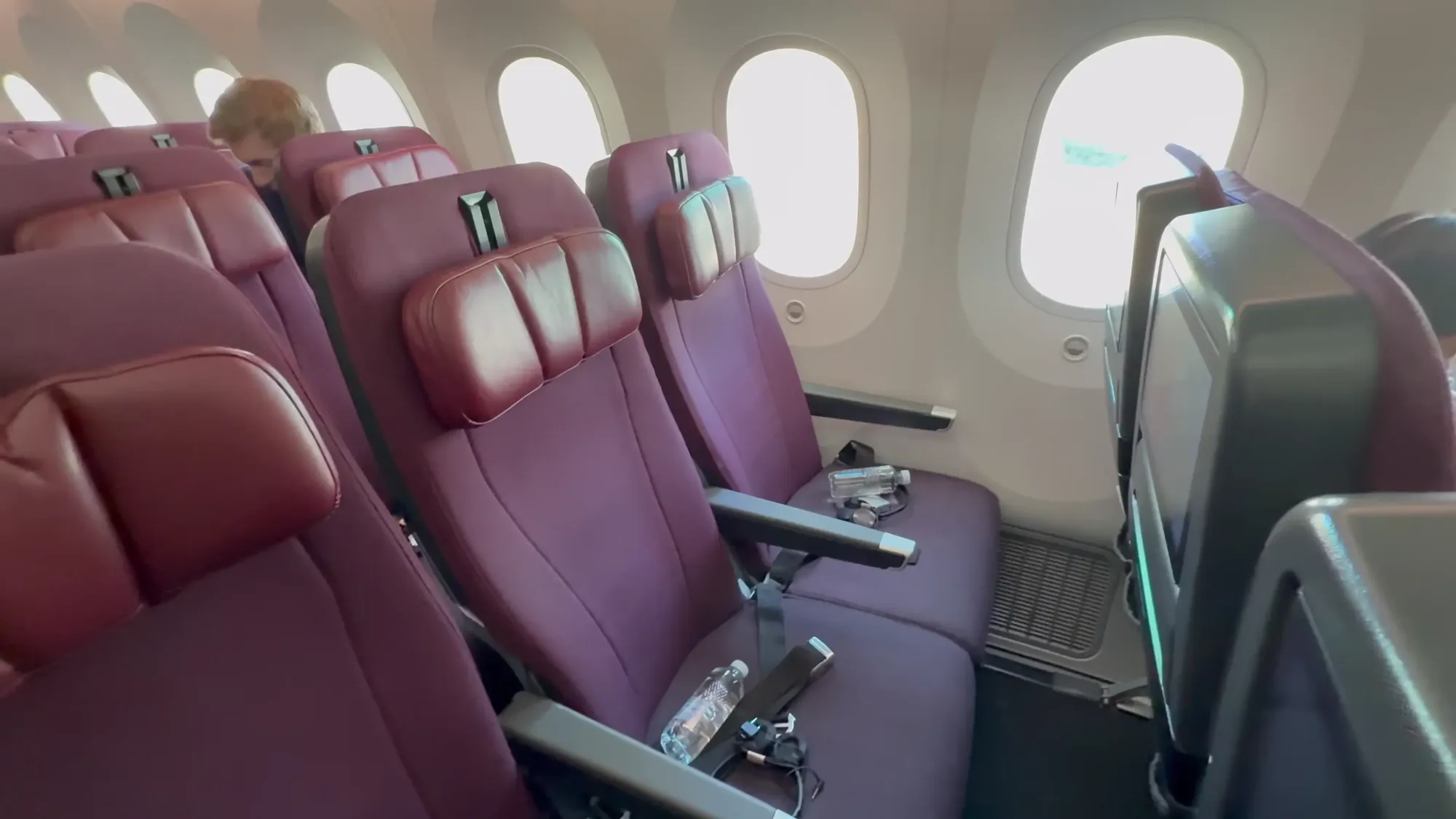 QF3 經濟艙客艙配置：標準 3-3-3，但細節完整