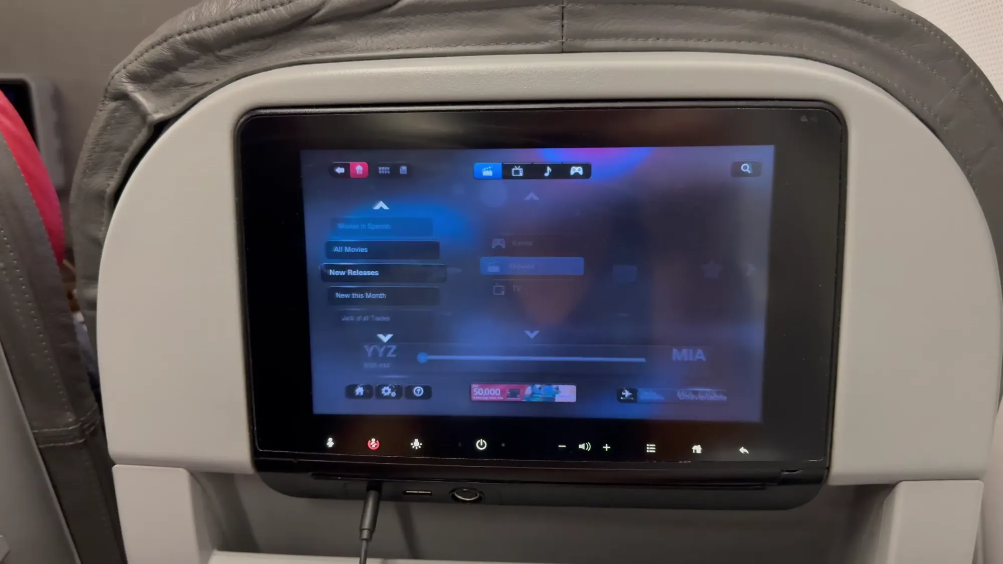 A319 舊款經濟艙：有電視、有插頭，設計較「傳統」