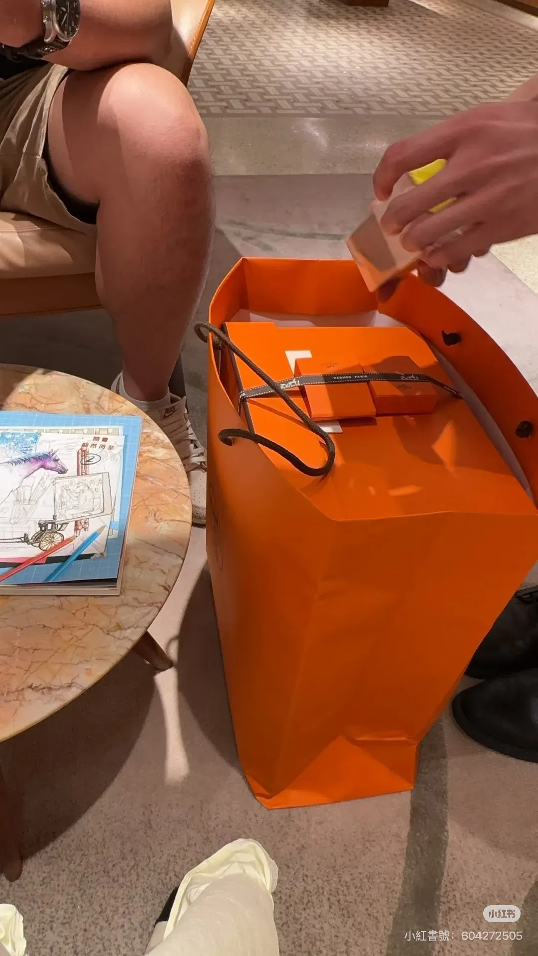 小紅書網民分享於香港&nbsp;Hermès&nbsp;專門店購物後嘅橙色紙袋。