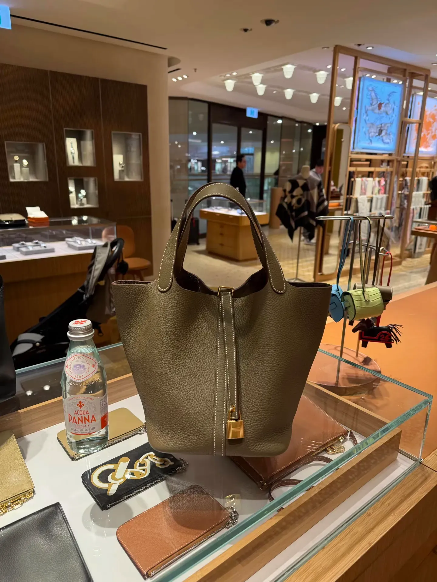 網民於&nbsp;Hermès&nbsp;香港太古廣場（Pacific Place）專門店內，成功以&nbsp;0&nbsp;配方式購入&nbsp;Picotin 22&nbsp;大象灰