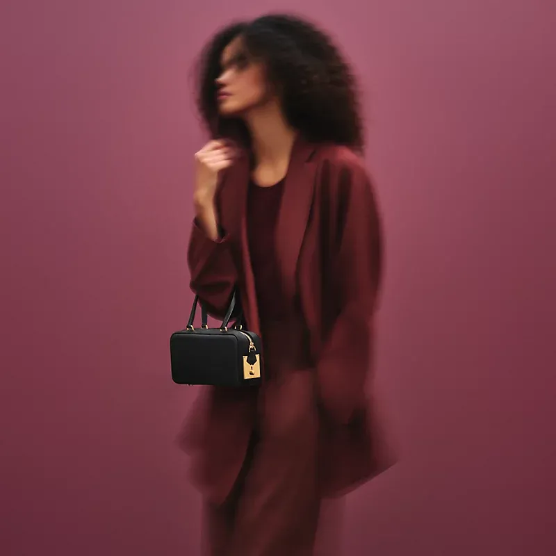 Hermès model 手拎 Faubourg Express:Faubourg Express 由模特兒手拎示意,袋身屬細尺寸,實際比例有助理解其容量及使用情境。