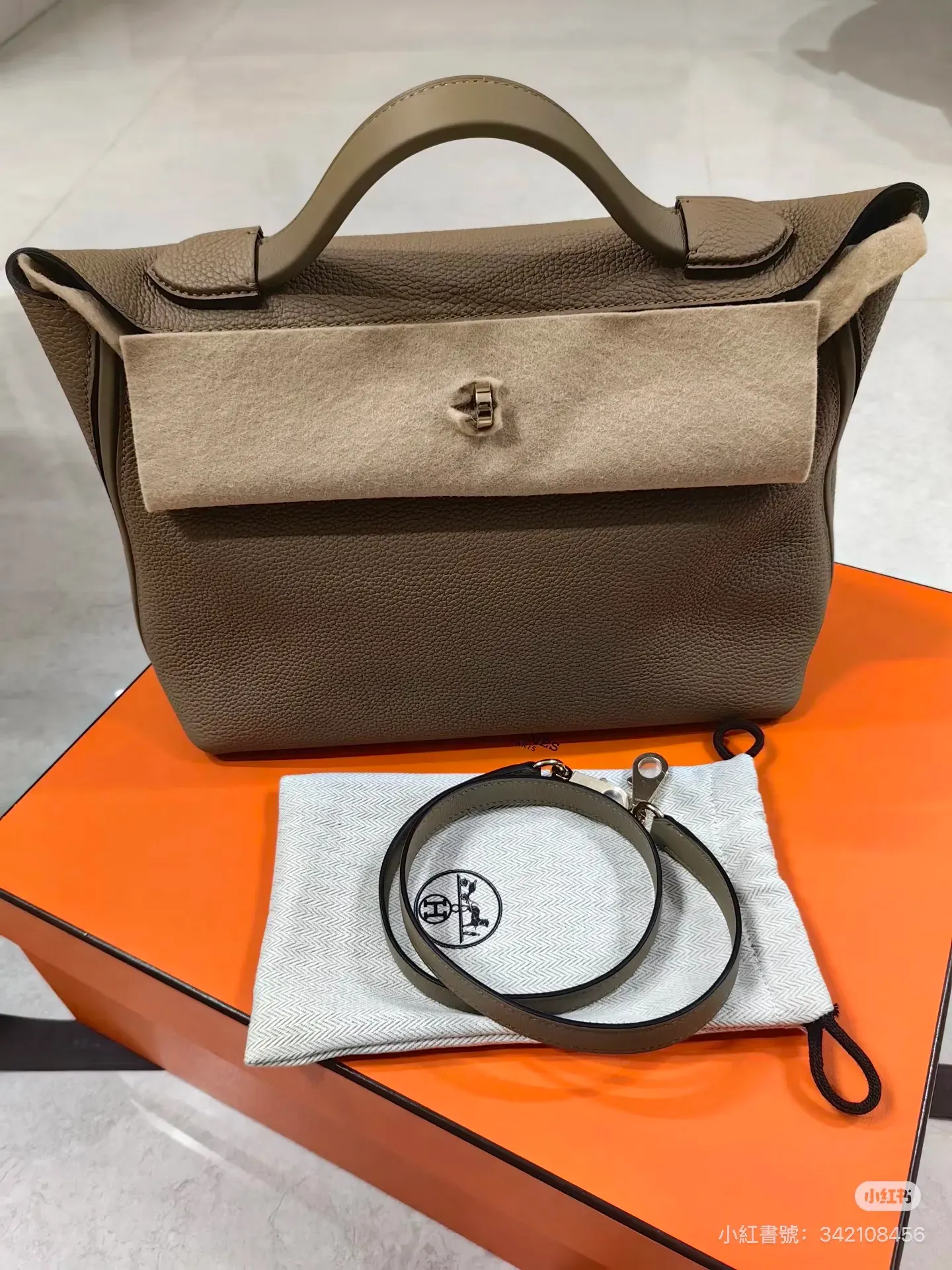Hermès 2424 29cm，袋身結構較立體，整體比例完整。