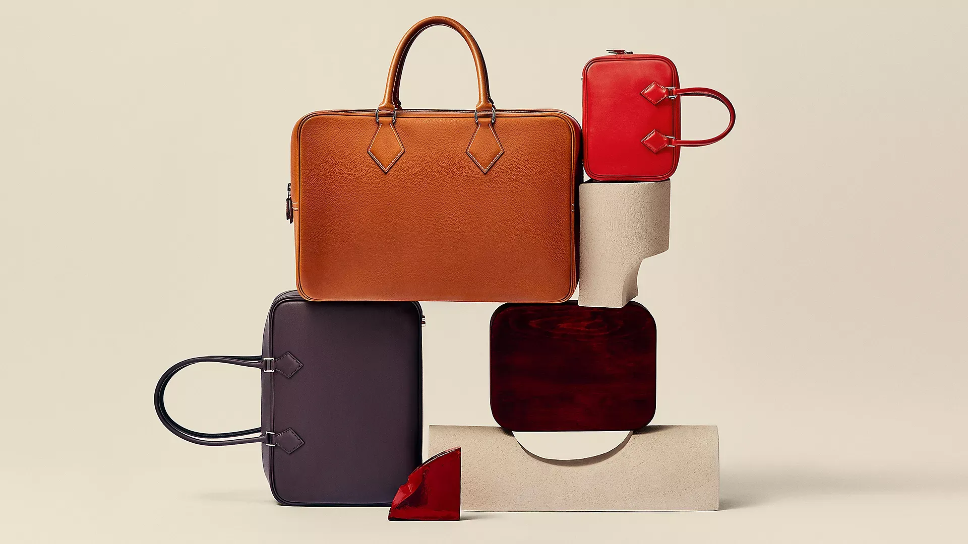 Hermès Plume 手袋外觀:Plume 為 Hermès 早期推出嘅長方形袋款之一,線條簡潔,常被用作比較 Faubourg Express 的設計語言。