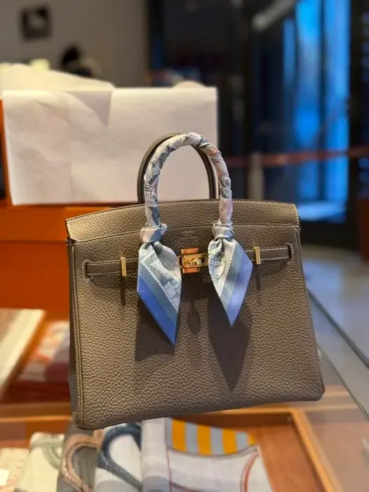 美國用家分享其首個&nbsp;Quota Bag，為&nbsp;Birkin 25，大象灰（Etoupe），採用&nbsp;Togo&nbsp;皮革並配金色五金。