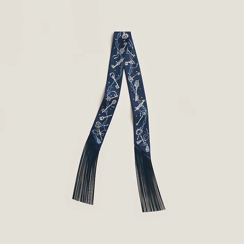 Hermès Les Clés à Pois Leather Fringes Twilly官方產品圖,Twilly 「Les Clés à Pois」屬於 Hermès 經典圖案之一,以鎖匙(Clés)及圓點(Pois)組成