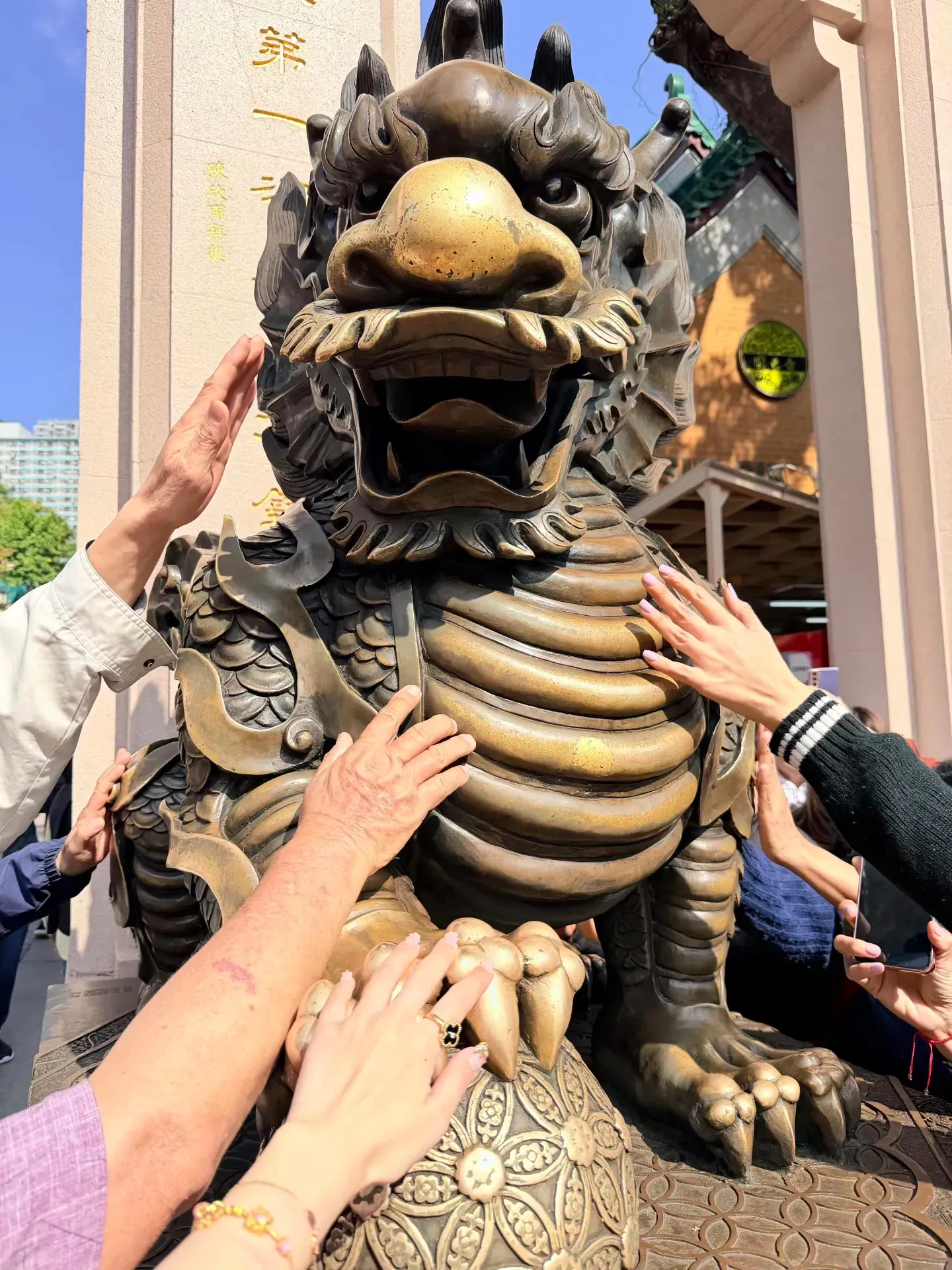 在入門位置,不少參拜人士會依傳統觸摸貔貅或瑞獸