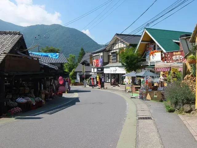 由布院溫泉（大分縣）湯之坪街道由布院最人氣散步路線，兩旁特色小店林立，邊行邊食邊買手信，充滿悠閒溫泉鄉氣氛。