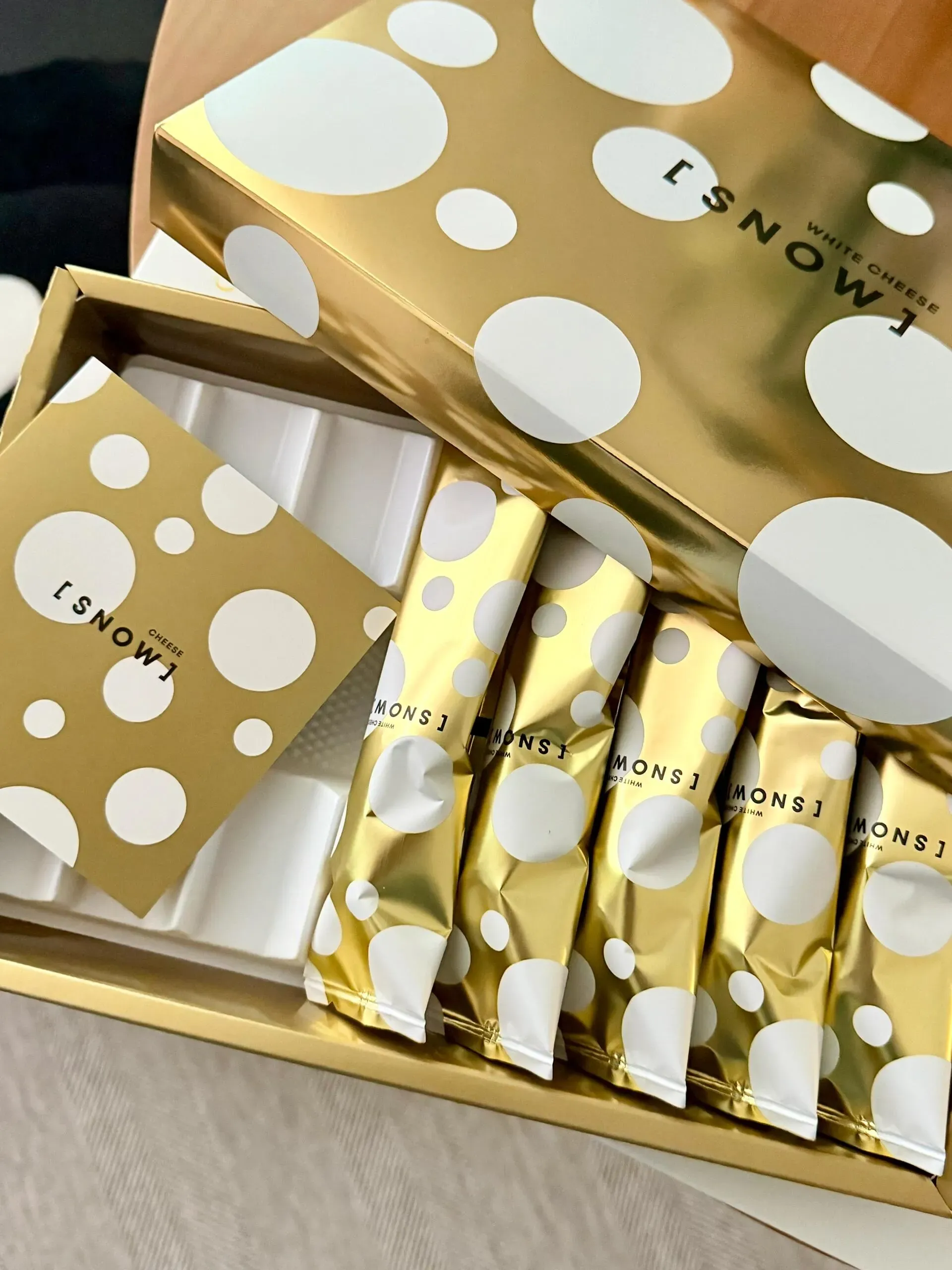 SNOW CHEESE&nbsp;金色外盒設計，包裝閃亮搶眼，係唔少人揀佢做手信嘅原因之一