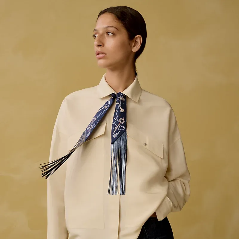Hermès Les Clés à Pois Leather Fringes Twilly設計取向接近袋飾,而非入門絲巾來源