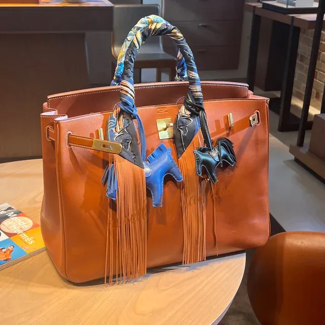 網民sweetbabybladefoot 於reddit分享Leather Fringes Twilly 綁於Birkin手袋