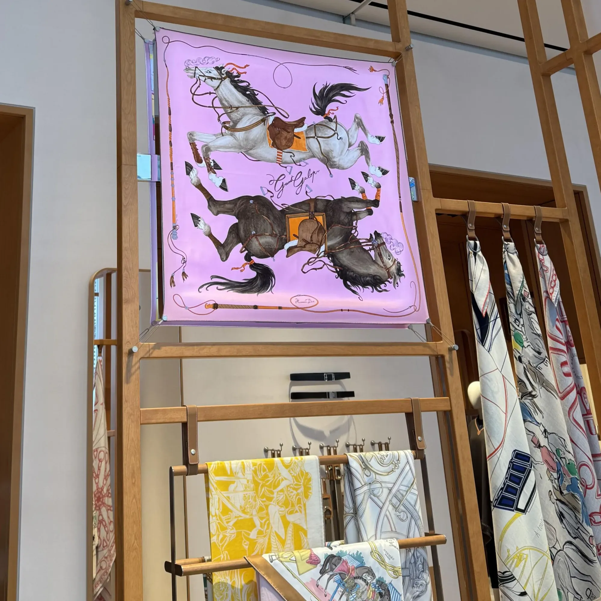 絲巾用途各有不同，除咗作穿搭配件外，亦可裱起作家居裝飾，展示圖案構圖與色彩層次，延伸至室內空間應用