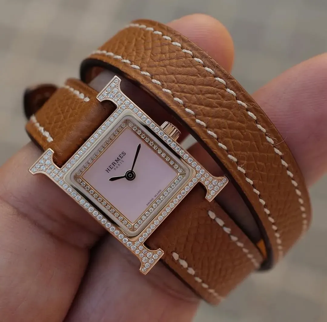 粉紅色面盤屬柔和色調，配搭金色錶殼視覺協調。