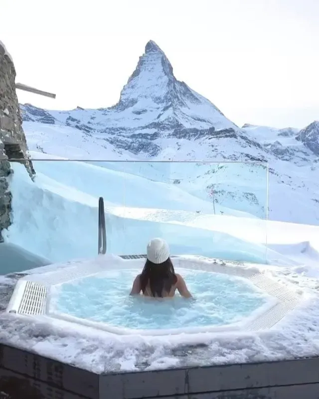 Riffelhaus 1853 戶外 Jacuzzi 正面對住馬特洪峰。