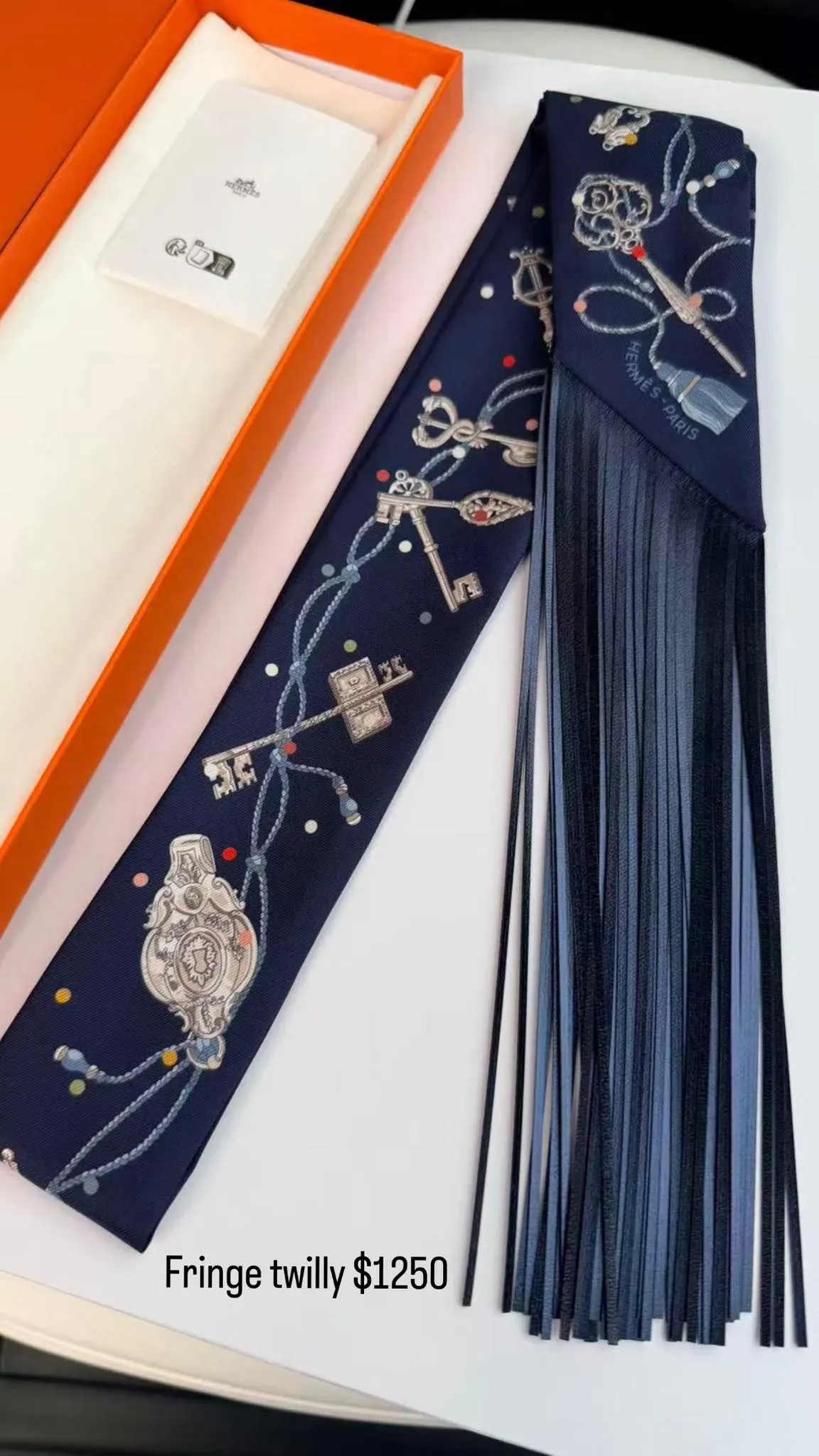 Facebook 網民分享成功購入 Les Clés à Pois Leather Fringes Twilly