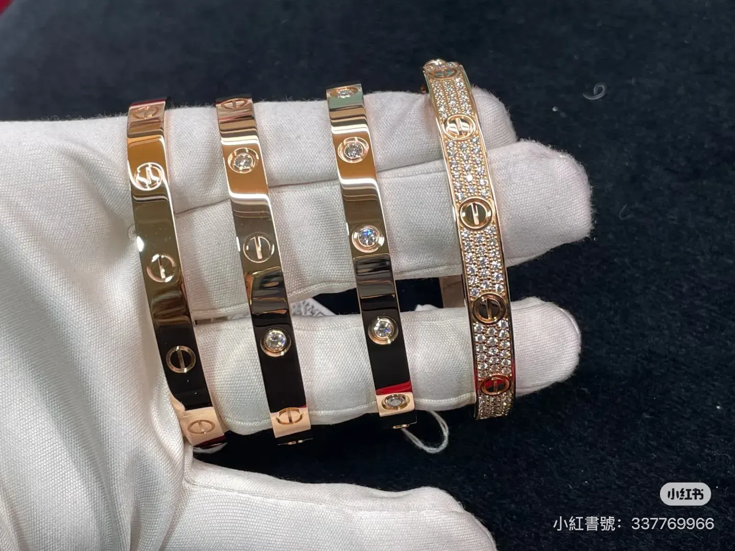 無鑽、4&nbsp;鑽、10&nbsp;鑽及鋪鑲鑽石&nbsp;LOVE&nbsp;手鐲上手實拍對比，可清楚見到鑽石數量由少到多，對整體精緻度、閃耀感同存在感帶來明顯差異。