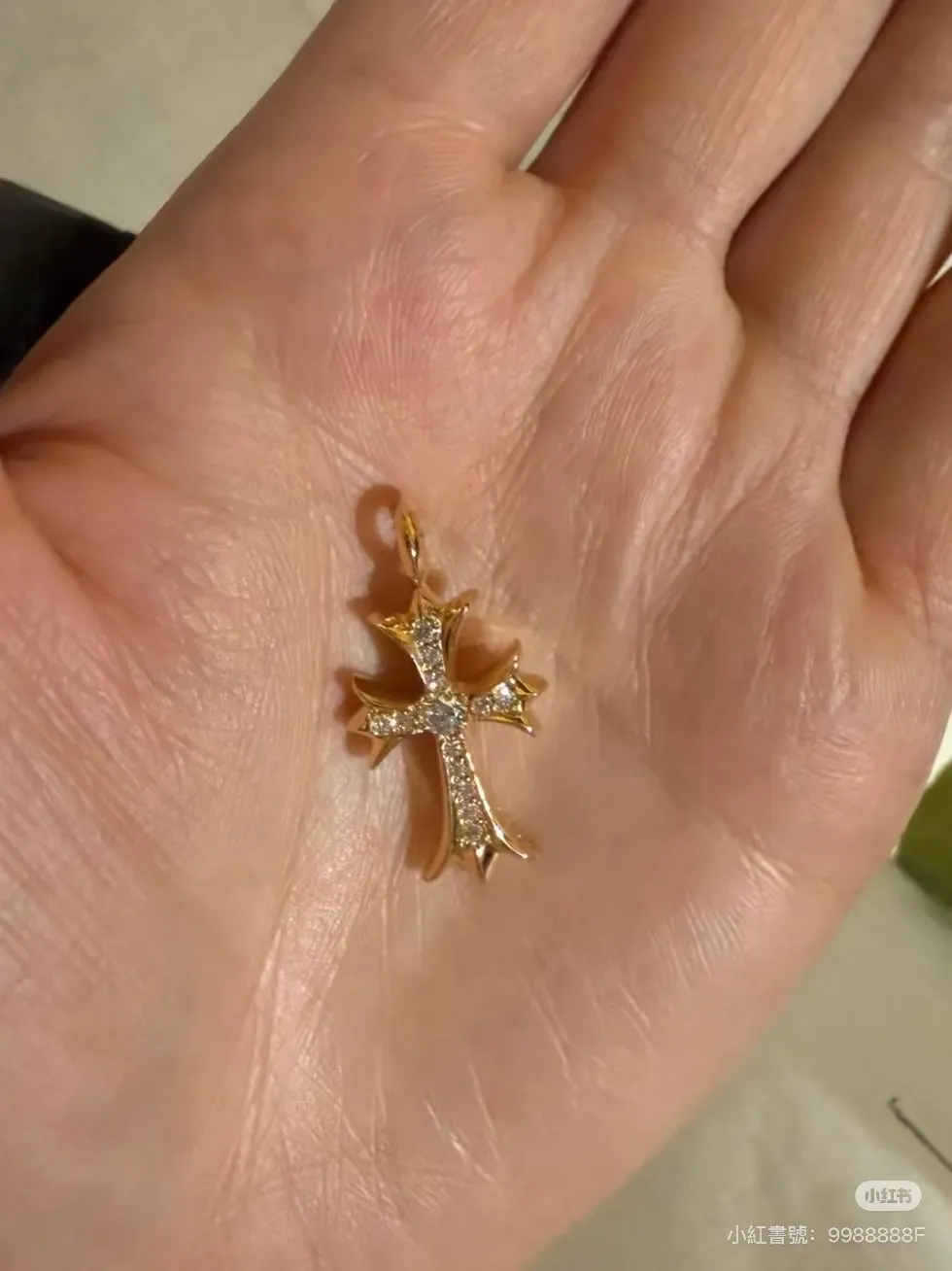 網民分享於香港&nbsp;Chrome Hearts&nbsp;門市可即場提供的&nbsp;Tiny&nbsp;系列銀飾及部分服裝類產品，實際款式及供應情況因店而異